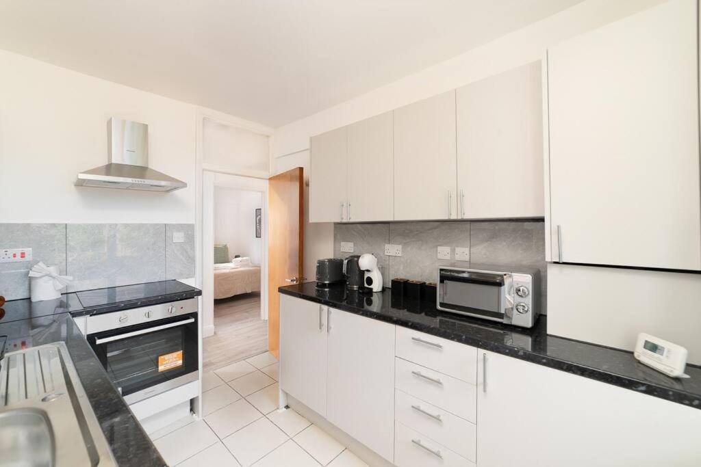 Two Bedroom Apartment By Buonomo Stays Short Lets & Serviced Accommodation In Balham With Balcony Лондон Экстерьер фото
